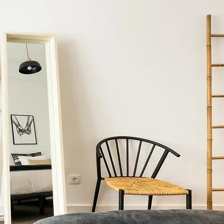 Apartment Plum Guide - Flight Of Fancy *