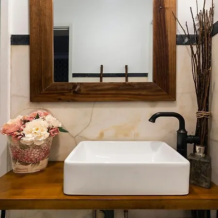 Apartment Plum Guide - Flight Of Fancy *
